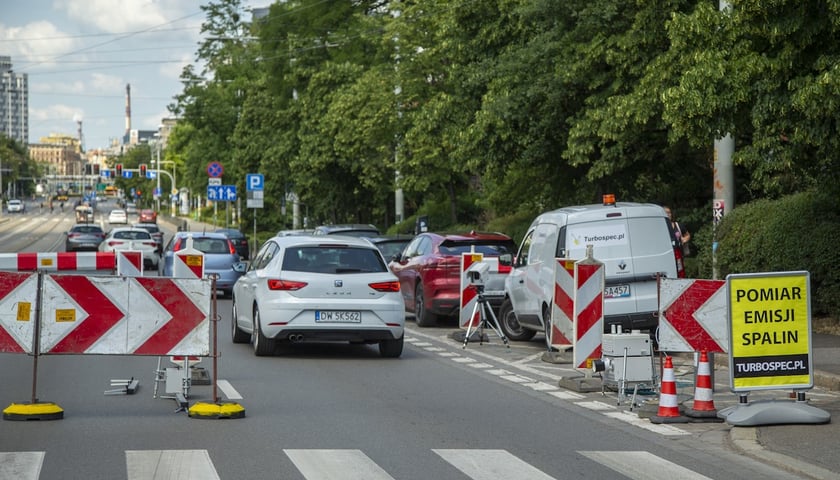 Pomiar jakości spalin we Wrocławiu.