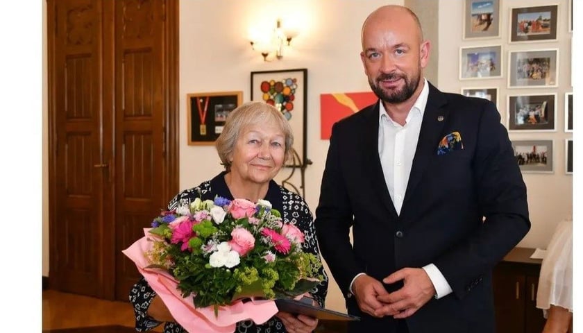 Powiększ obraz: Barbara Kopydłowska-Kaczorowska uważa, że najpiękniejszym dniem jej życia był ten, gdy została przewodnikiem we Wrocławiu
