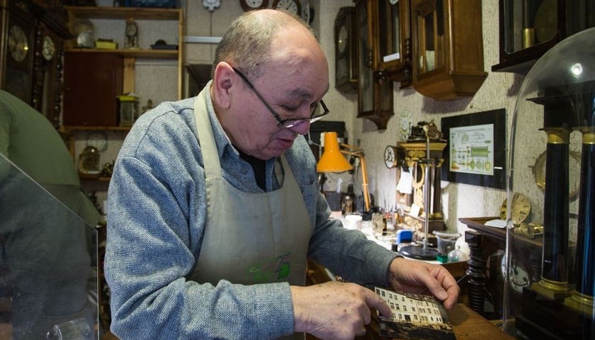 Powiększ obraz: Janusz Laudański urodził się 81 lat temu na Syberii, gdzie byli wywiezieni jego rodzice. W 1946 r. z Wilna przyjechał do Wrocławia. Tu w swoim zakładzie przy Przejściu Żelaźniczym 10 (2017 r.)