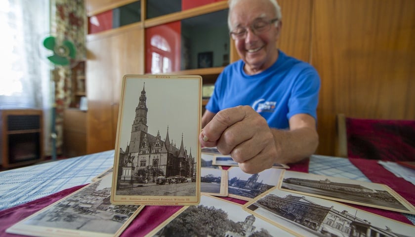 kolekcjoner pocztówek Stanisław Chmura z Wrocławia. W imponującej kolekcji ma ponad tysiąc wrocławskich widokówek