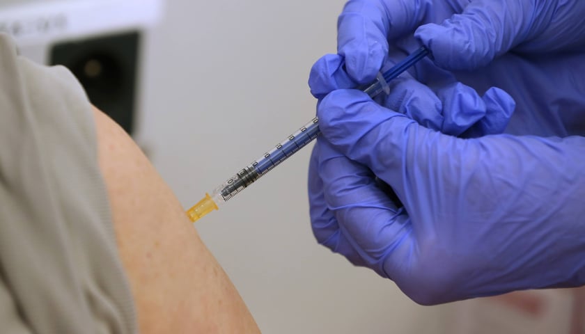 Powiększ obraz: Szczepienia przeciw grypie w aptekach i placówkach Podstawowej Opieki Zdrowotnej (POZ) są refundowane przez NFZ
