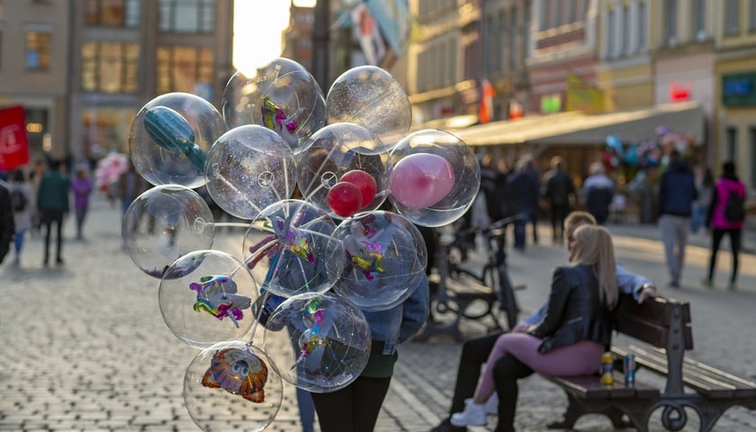 majowy wieczór we Wrocławiu, na zdjęciu osoba handlująca balonami w Rynku