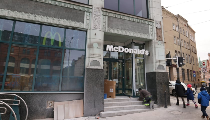 Powiększ obraz: Na zdjęciu budynek u zbiegu ul. Ruskiej i Kazimierza Wielkiego, w którym powstaje restauracja McDonald's. Trwa remont