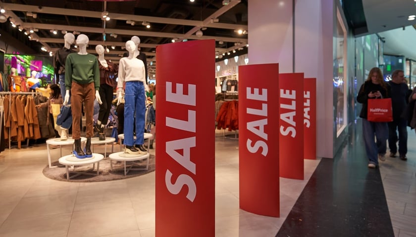 Sklep we wrocławskiej galerii handlowej podczas Black Friday.