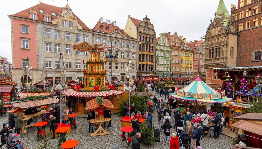 Powiększ obraz: Jarmark Bożonarodzeniowy we Wrocławiu co roku przyciąga tłumy turystów.
