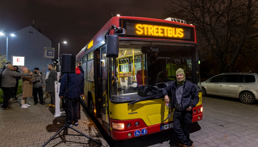 Powiększ obraz: Specjalny autobus (Streetbus) jeździ nocą po Wrocławiu - można się tu ogrzać i zjeść ciepły posiłek