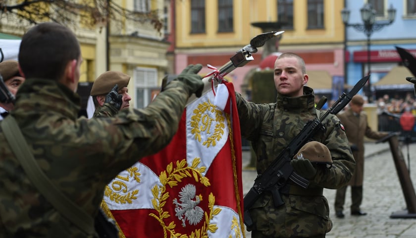 Na zdjęciu 80 nowych żołnierzy Wojsk Obrony Terytorialnej z Dolnego Śląska. W sobotę złożyli uroczystą przysięgę w Świdnicy