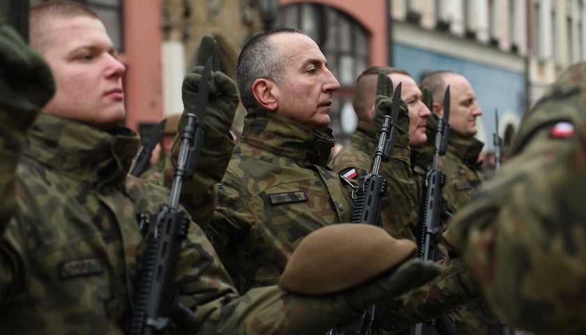 Na zdjęciu 80 nowych żołnierzy Wojsk Obrony Terytorialnej z Dolnego Śląska. W sobotę złożyli uroczystą przysięgę w Świdnicy