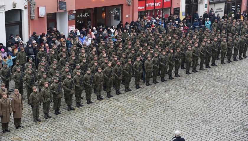 Na zdjęciu 80 nowych żołnierzy Wojsk Obrony Terytorialnej z Dolnego Śląska. W sobotę złożyli uroczystą przysięgę w Świdnicy