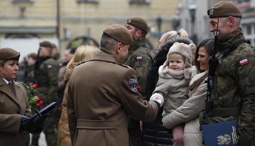 Na zdjęciu 80 nowych żołnierzy Wojsk Obrony Terytorialnej z Dolnego Śląska. W sobotę złożyli uroczystą przysięgę w Świdnicy