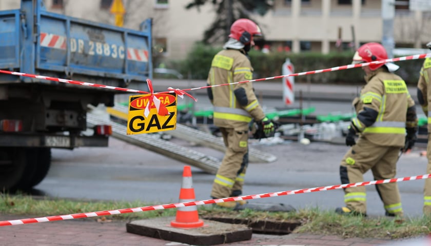 Awaria gazociągu przy moście Szczytnickim we Wrocławiu we wtorek, 6 grudnia 2022 r.