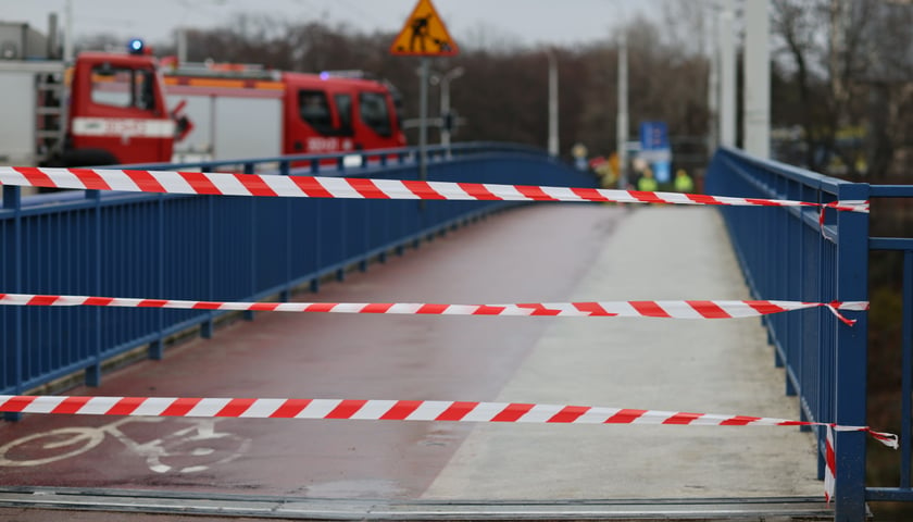 Awaria gazociągu przy moście Szczytnickim we Wrocławiu we wtorek, 6 grudnia 2022 r.