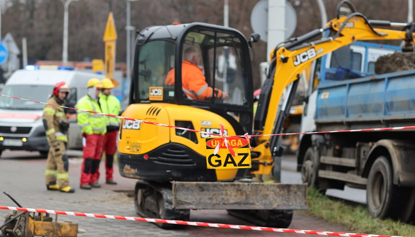 Awaria gazociągu przy moście Szczytnickim we Wrocławiu we wtorek, 6 grudnia 2022 r.