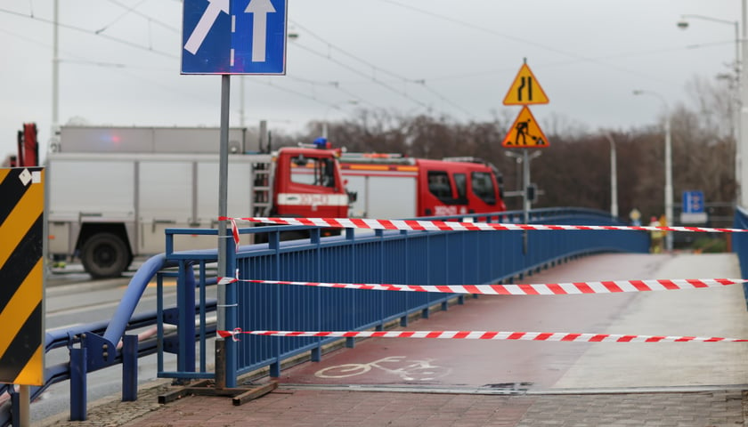 Awaria gazociągu przy moście Szczytnickim we Wrocławiu we wtorek, 6 grudnia 2022 r.