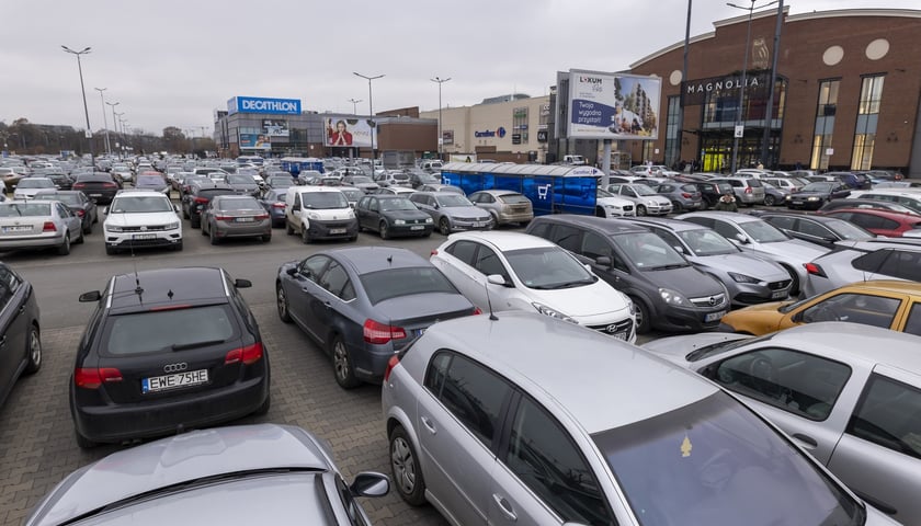 Na zdjęciach klienci w galerii handlowej we Wrocławiu