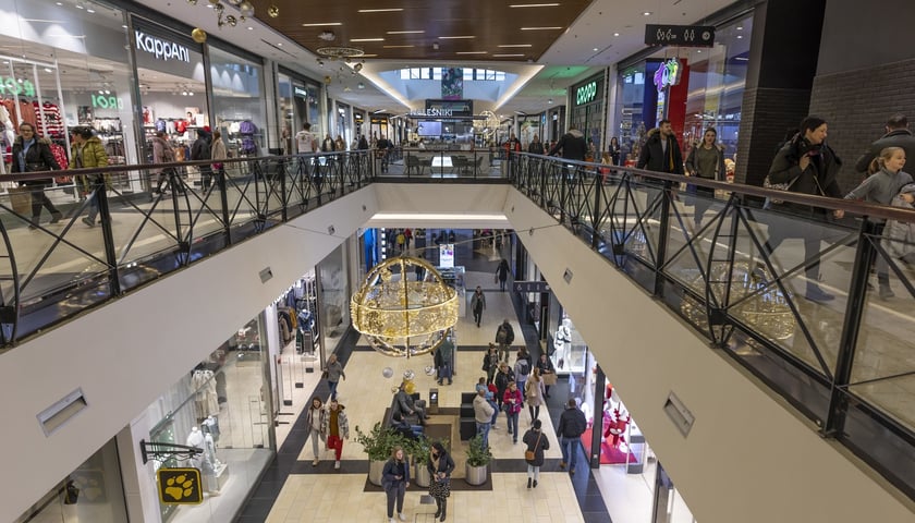 Na zdjęciach klienci w galerii handlowej we Wrocławiu