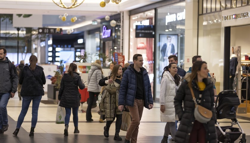 Na zdjęciach klienci w galerii handlowej we Wrocławiu