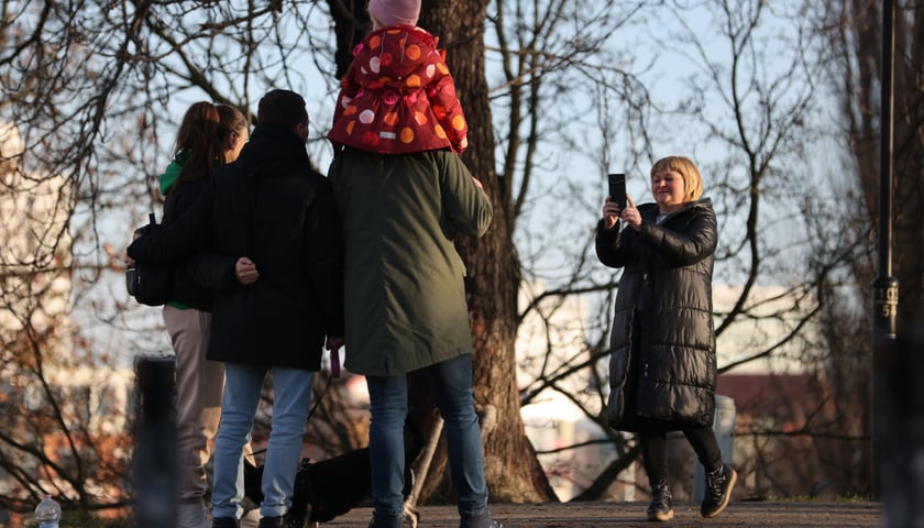 Powiększ obraz: Spacerowicze podczas świąt we Wrocławiu. Okolice bulwarów i Ostrowa Tumskiego