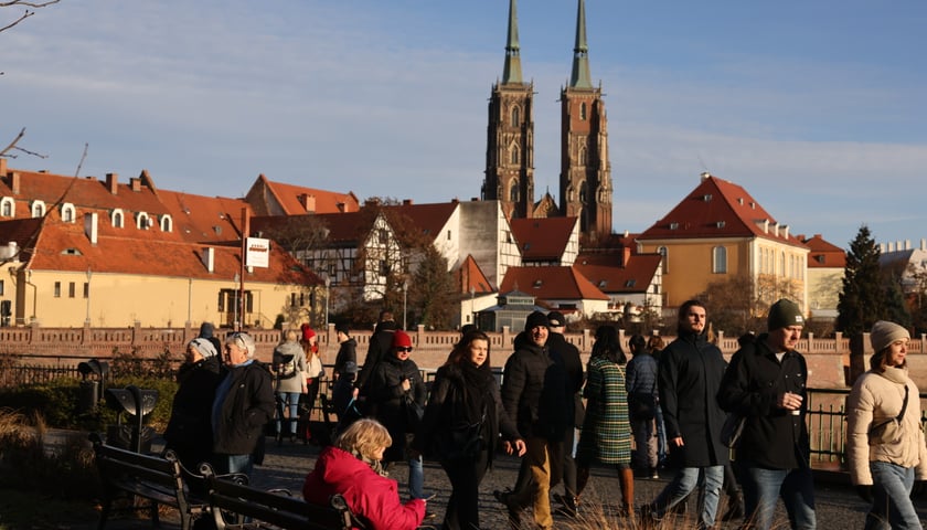 Powiększ obraz: Spacerowicze podczas świąt we Wrocławiu. Okolice bulwarów i Ostrowa Tumskiego