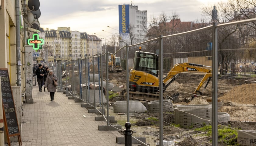 Aura dopisuje, więc duży remont na ulicy Pomorskiej i placu Staszica prowadzony jest cały czas. Zobaczcie na zdjęciach jak idą prace.