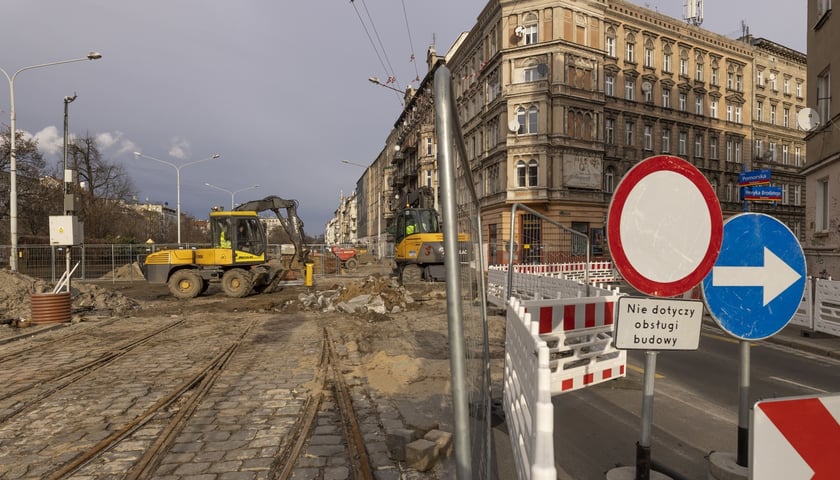 Aura dopisuje, więc duży remont na ulicy Pomorskiej i placu Staszica prowadzony jest cały czas. Zobaczcie na zdjęciach jak idą prace.