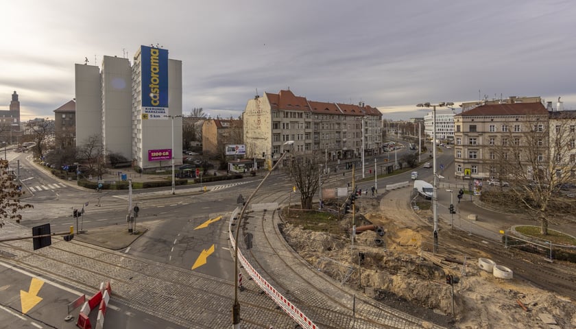 Aura dopisuje, więc duży remont na ulicy Pomorskiej i placu Staszica prowadzony jest cały czas. Zobaczcie na zdjęciach jak idą prace.