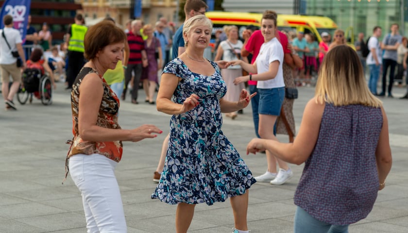 Powiększ obraz: Potańcówka na placu Wolności