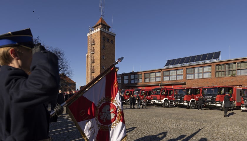 Uroczystość przekazania wozów ratowniczo-gaśniczych dolnośląskiem strażakom