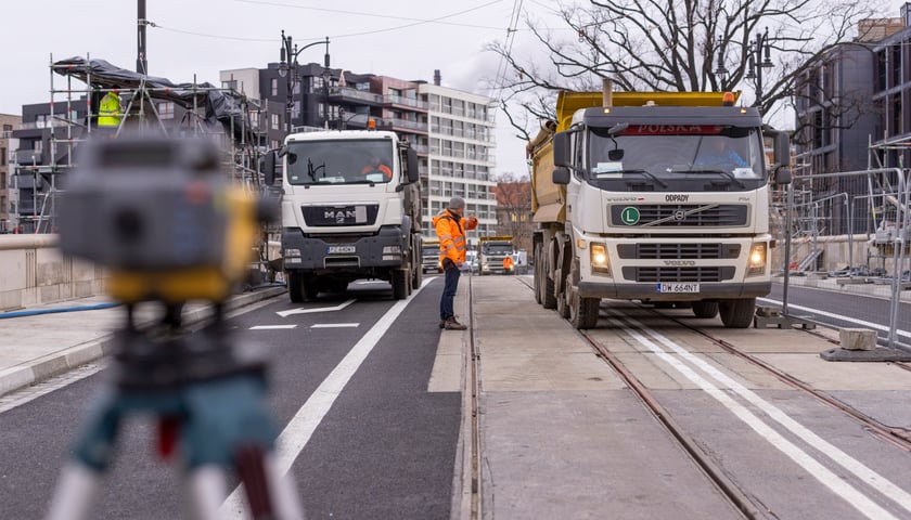 Powiększ obraz: Wtorek, 10.01 ? testy obciążeniowe: przęsła wytrzymały bez problemu ciężar 80 ton czterech ciężarówek