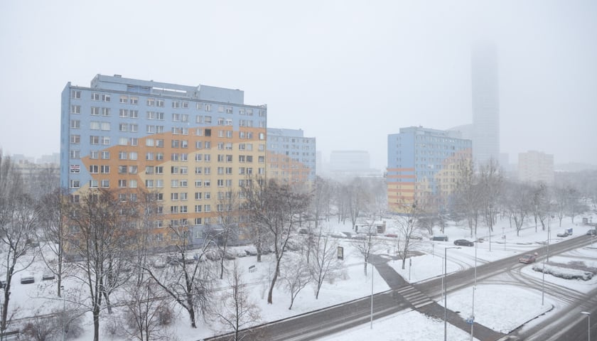 Na zdjęciach ulice we Wrocławiu w śniegu, 21.01.2023 r.