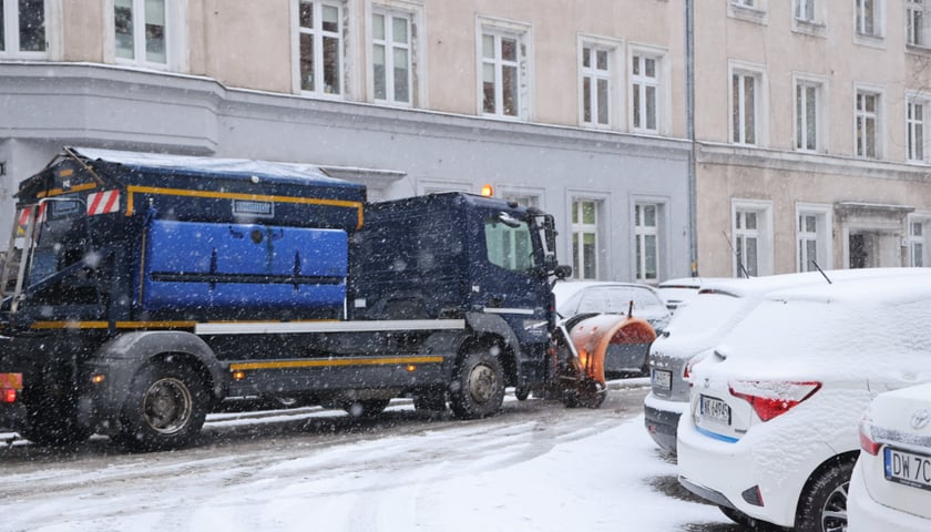 Na zdjęciach ulice we Wrocławiu w śniegu, 21.01.2023 r.