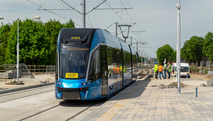 Powiększ obraz: Na zdjęciu niebieski tramwaj z napisem "Przejazd techniczny"