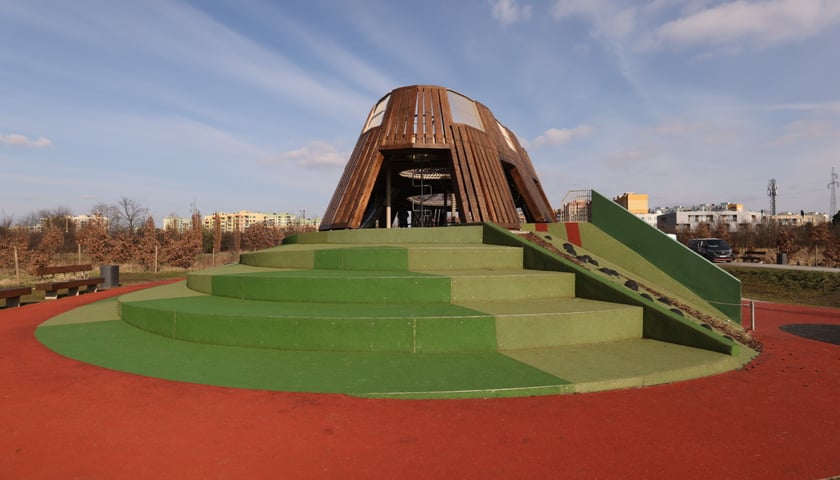 Powiększ obraz: Średniowieczny gród - plac zabaw w parku Tysiąclecia