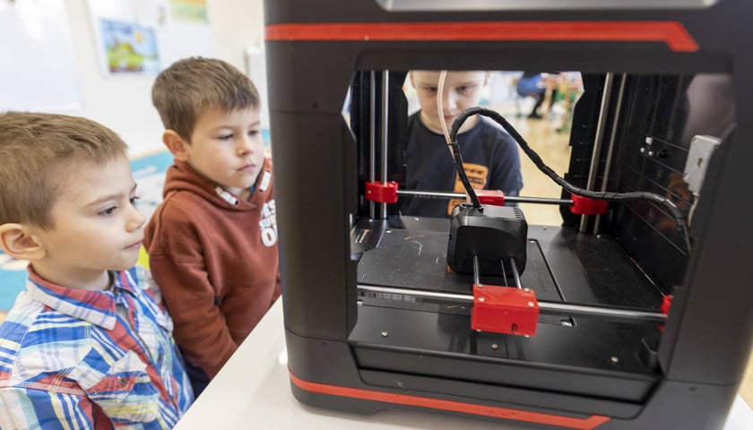 Powiększ obraz: Przedszkolaki z Misiowej Polany drukują w 3D
