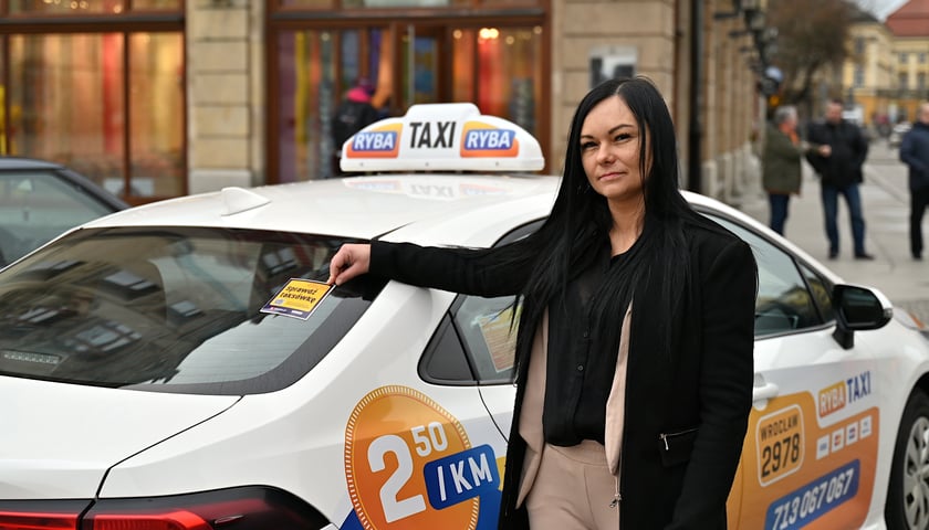 Powiększ obraz: Jowita Dąbrowska, kierowca z Taxi Ryba, jako jedna z pierwszych otrzymała naklejkę "Legalna taksówka"