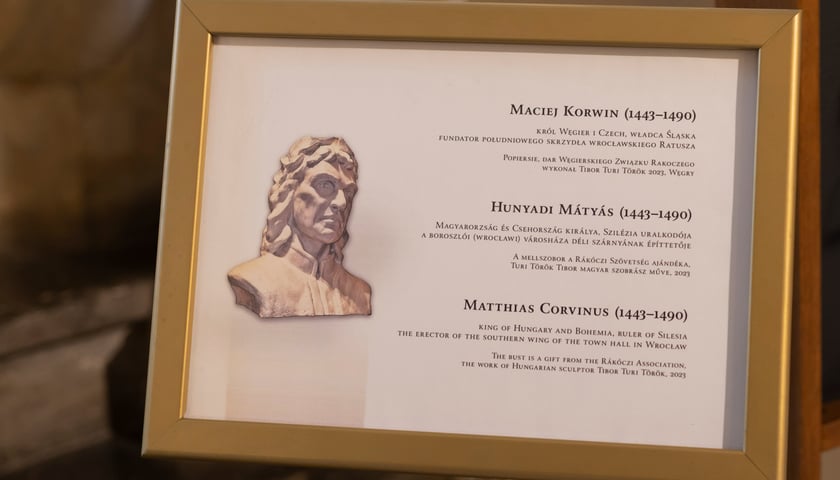 Powiększ obraz: Tablica informacyjna w Starym Ratuszu. Widać na niej zdjęcie popiersia króla Macieja Korwina i jego biogram