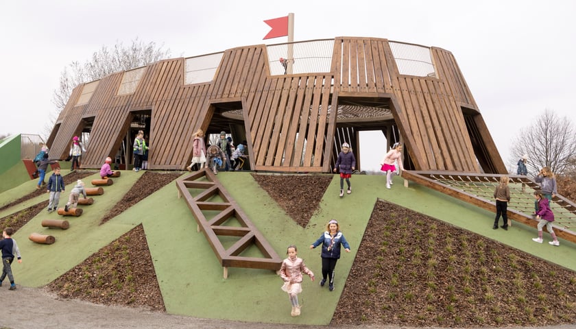 Powiększ obraz: Na zdjęciu dzieci zbiegające na dół konstrukcji grodu średniowiecznego na nowym placu zabaw w parku Tysiąclecia