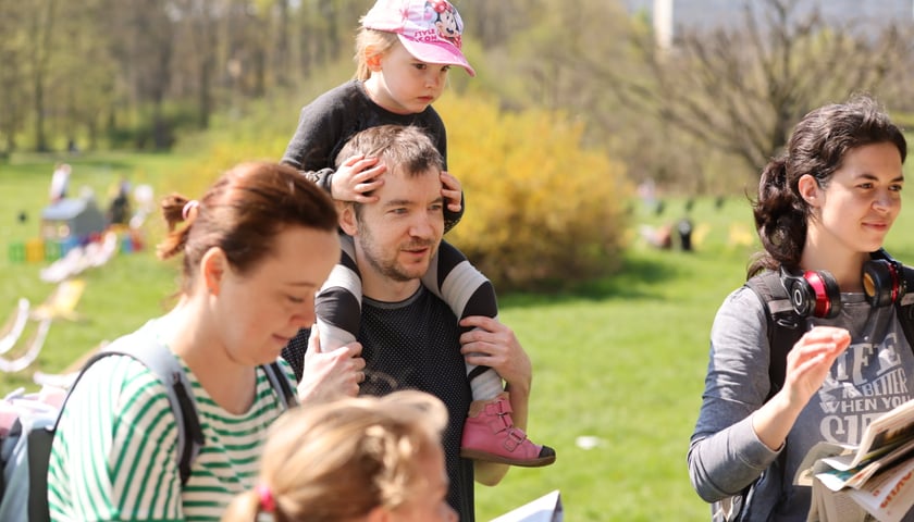 Piknik i gra terenowa na Popowicach zorganizowane przez Wrocławskie Centrum  Rozwoju Społecznego