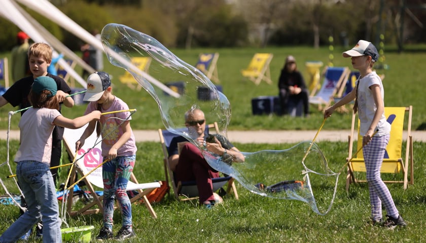 Piknik i gra terenowa na Popowicach zorganizowane przez Wrocławskie Centrum  Rozwoju Społecznego