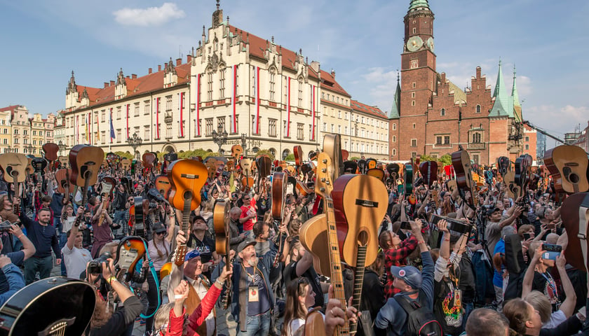 Powiększ obraz: Uczestnicy Gitarowego Rekordu Świata 2022 w Rynku