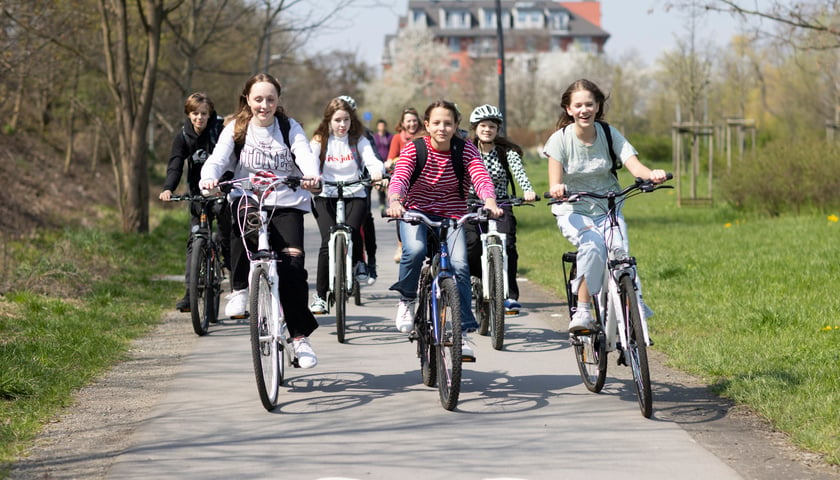 Powiększ obraz: Uczniowie SP 32 na rowerach dojeżdżają do szkoły