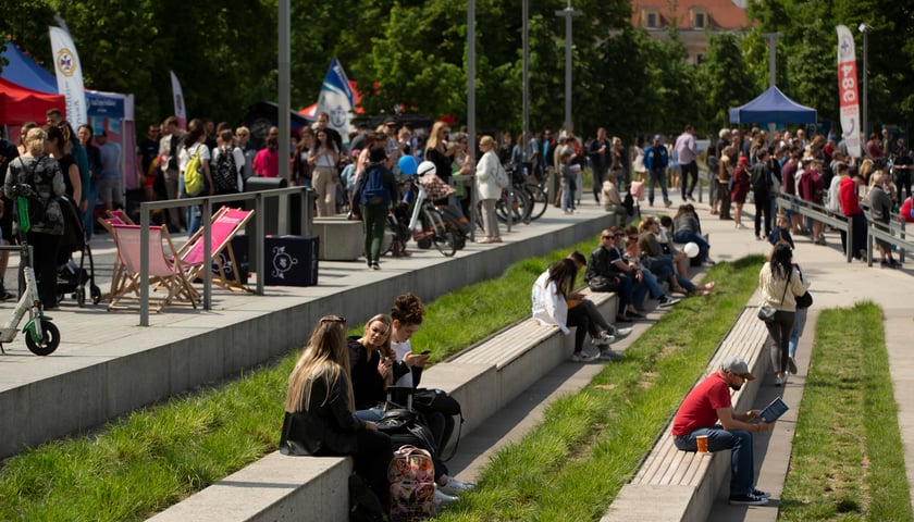 Powiększ obraz: Tłumy na bulwarze Dunikowskiego, Dzień Odry 2022