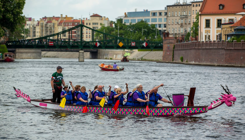Powiększ obraz: Na zdjęciu smocza łódź na falach rzeki podczas Dnia Odry w 2022 roku