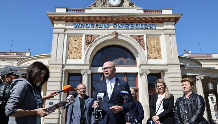 Powiększ obraz: Wiceprezydent Jakub Mazur i wrocławscy radni apelują do premiera