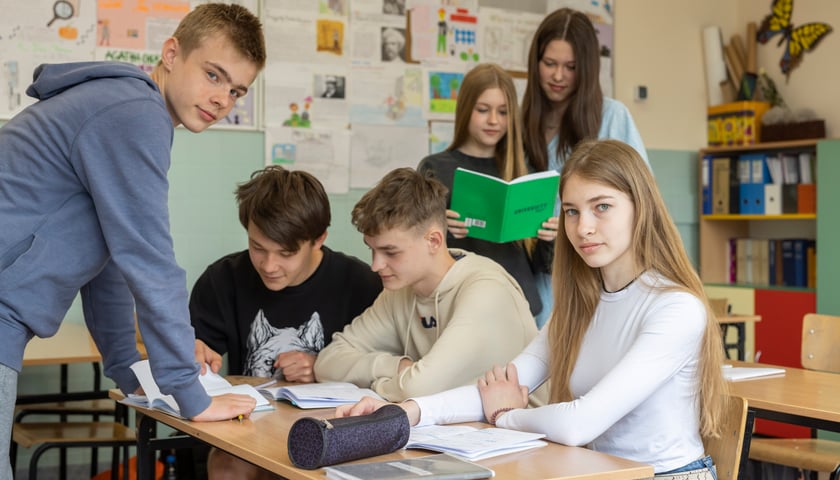 Powiększ obraz: Uczniowie klas VIII ze Szkoły Podstawowej nr 4 przy ul. Wilanowskiej przygotowują się do egzaminów