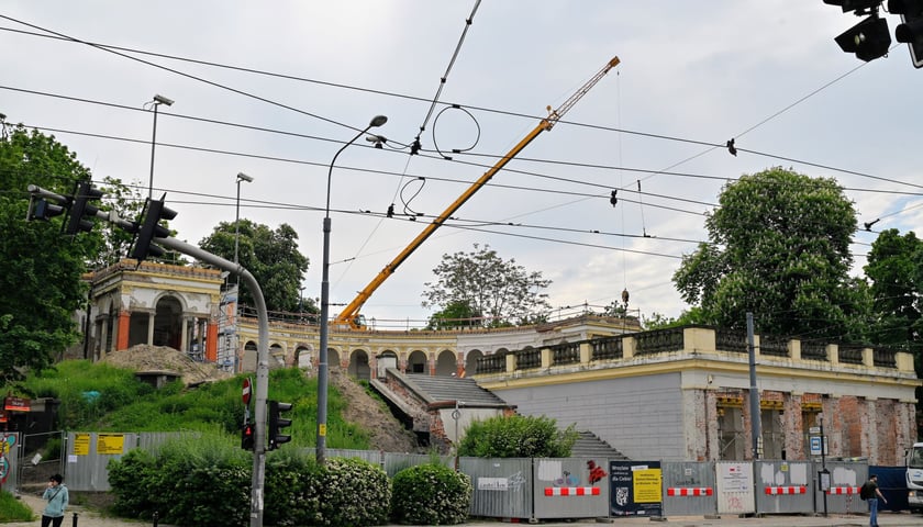 Powiększ obraz: <p>W przypadku tej inwestycji nie ma prostych prac. Nawet ułożenie schod&oacute;w wymaga wsparcia dużego dźwigu.</p>