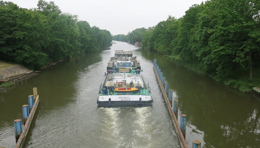 Powiększ obraz: Transport elementów kadłubów statków Odrą przez Wrocław