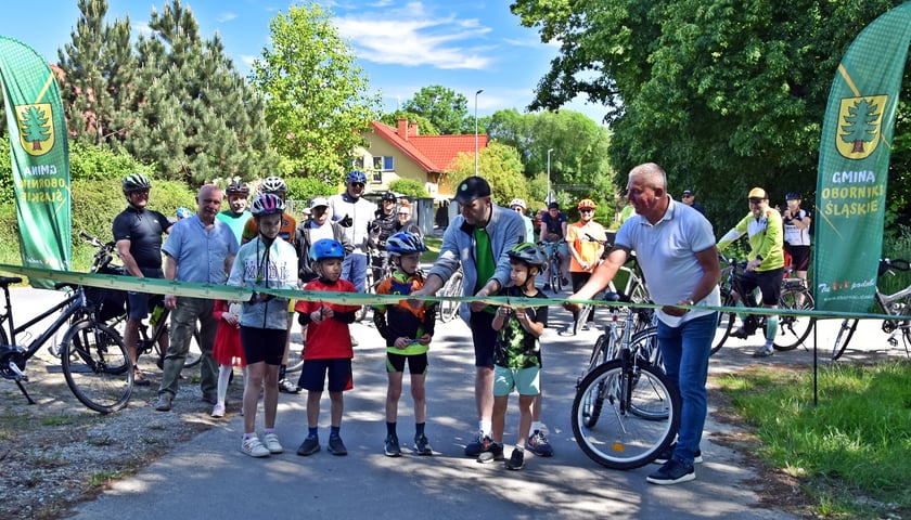 Pierwsze grupy cyklistów już przejechały nowym odcinkiem drogi rowerowej w gminie Oborniki Śląskiej