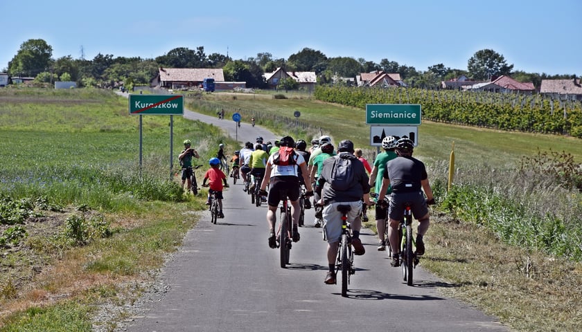 Pierwsze grupy cyklistów już przejechały nowym odcinkiem drogi rowerowej w gminie Oborniki Śląskiej