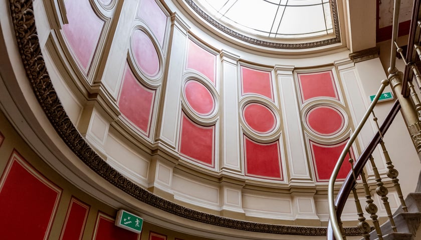 Powiększ obraz: Zabytkowa kamienica, którą Teatr Muzyczny Capitol wystawił na sprzedaż